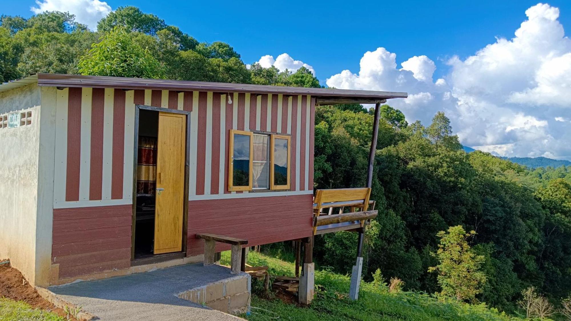ไร่นิธิสุนทร Nithisoonthon Farmstay メーホンソン エクステリア 写真