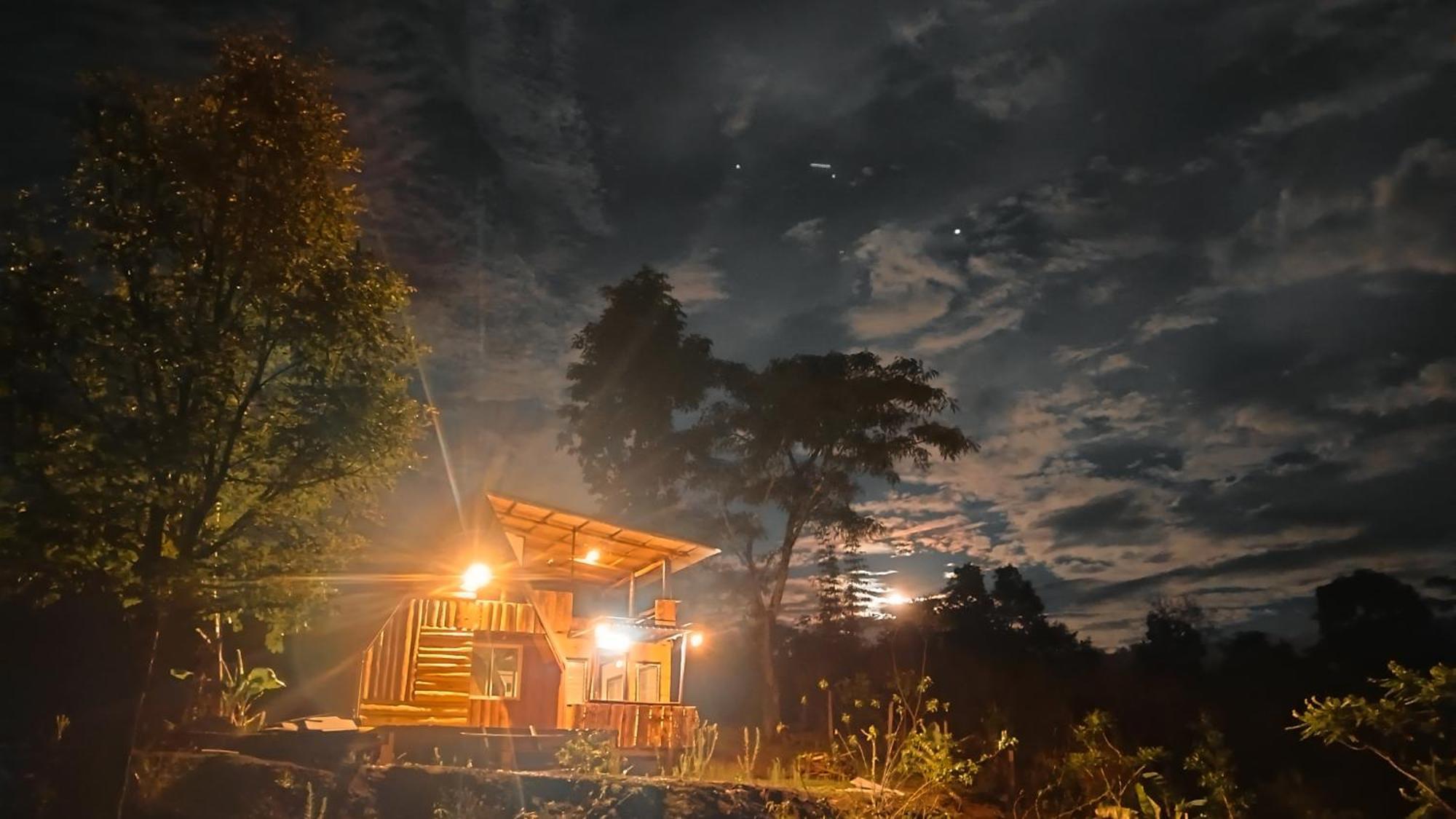 ไร่นิธิสุนทร Nithisoonthon Farmstay メーホンソン エクステリア 写真