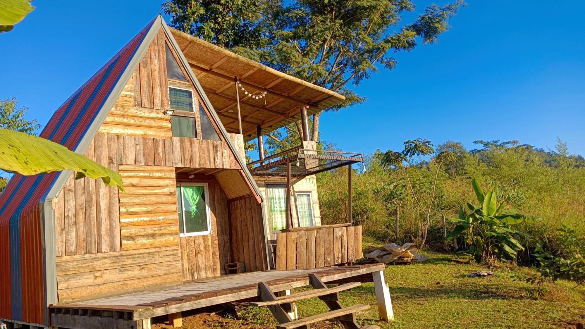 ไร่นิธิสุนทร Nithisoonthon Farmstay メーホンソン エクステリア 写真
