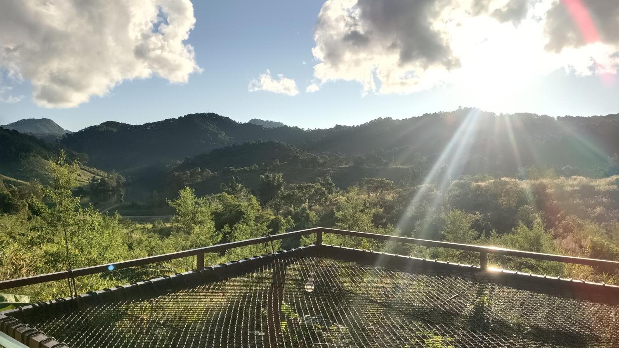 ไร่นิธิสุนทร Nithisoonthon Farmstay メーホンソン エクステリア 写真